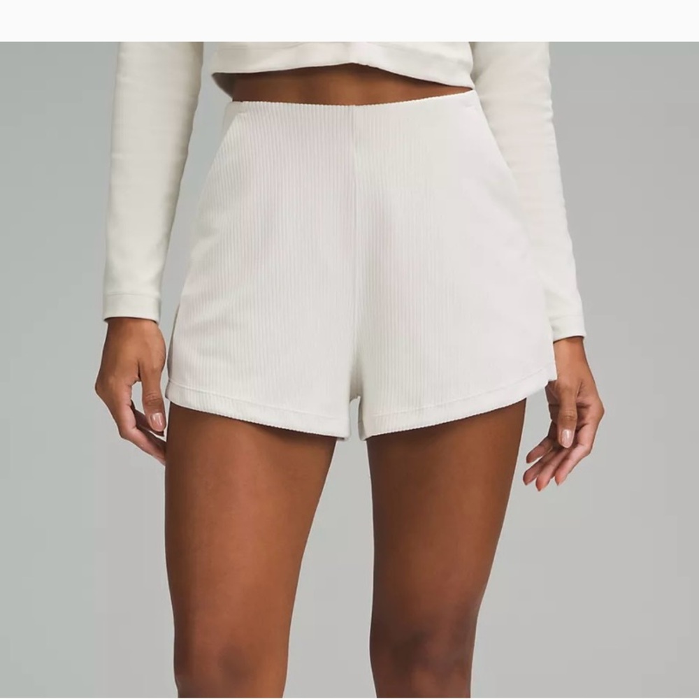 Lululemon Ribbed Softstreme High-Rise Short size 8